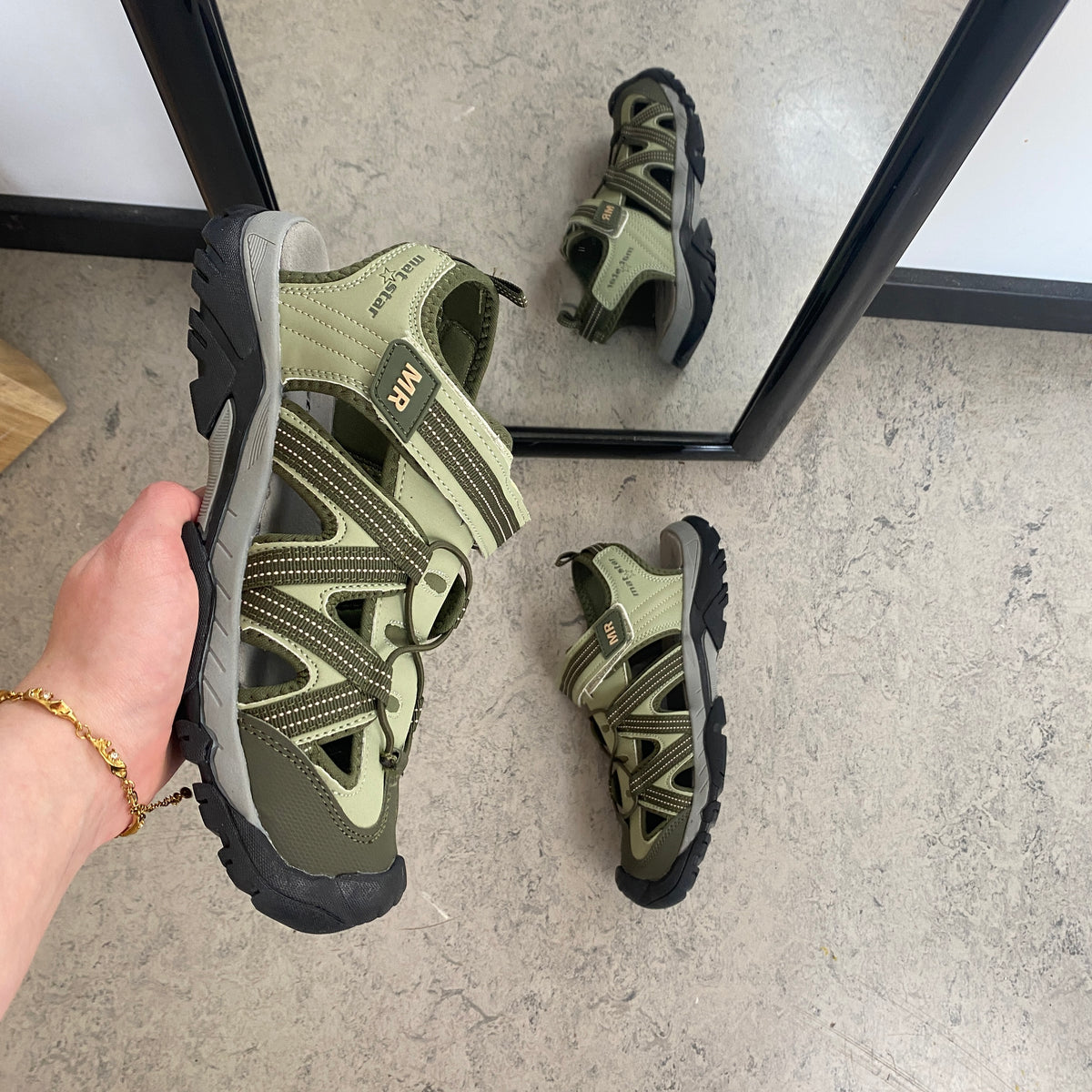 Robust vandresandal i khaki med god støtte