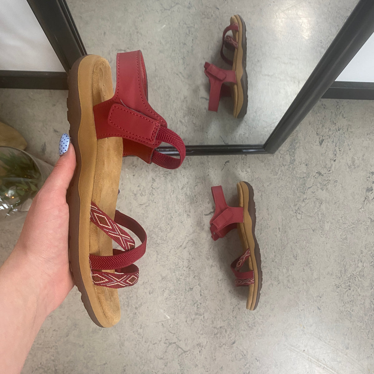 Rød sandal med elastikremme & velcro – feminin & fleksibel