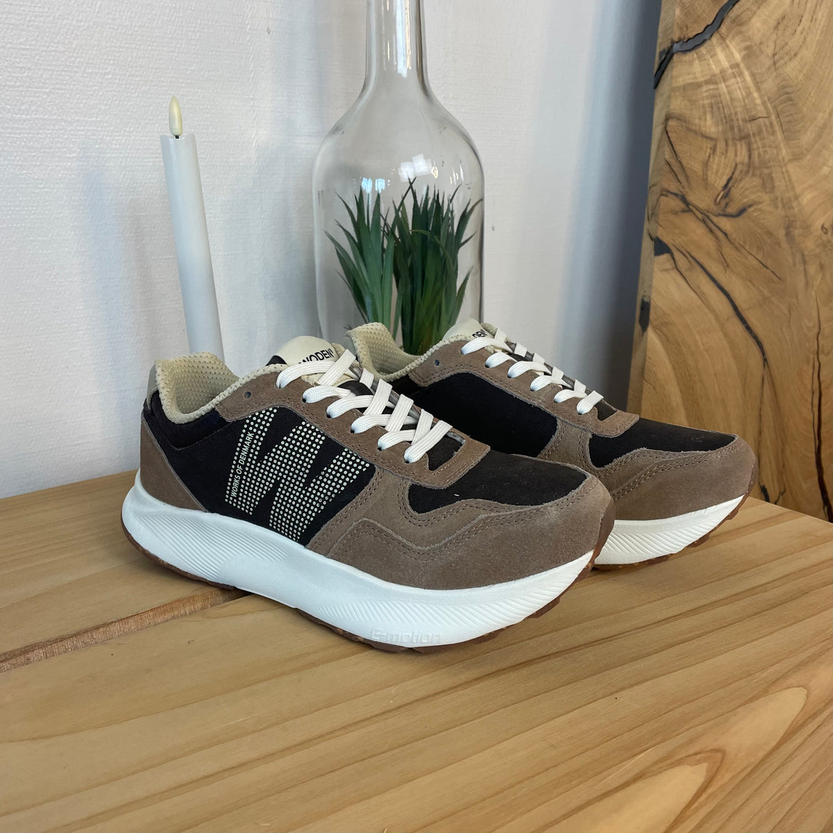 Mathilde – Woden sneaker i brune nuancer med let gængesål