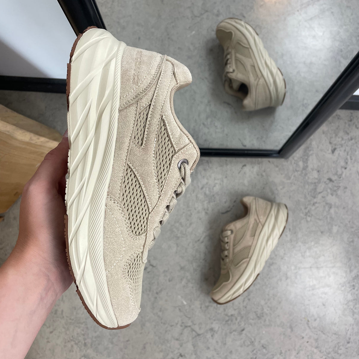 Endurance komfortsko til dame – let beige sneaker