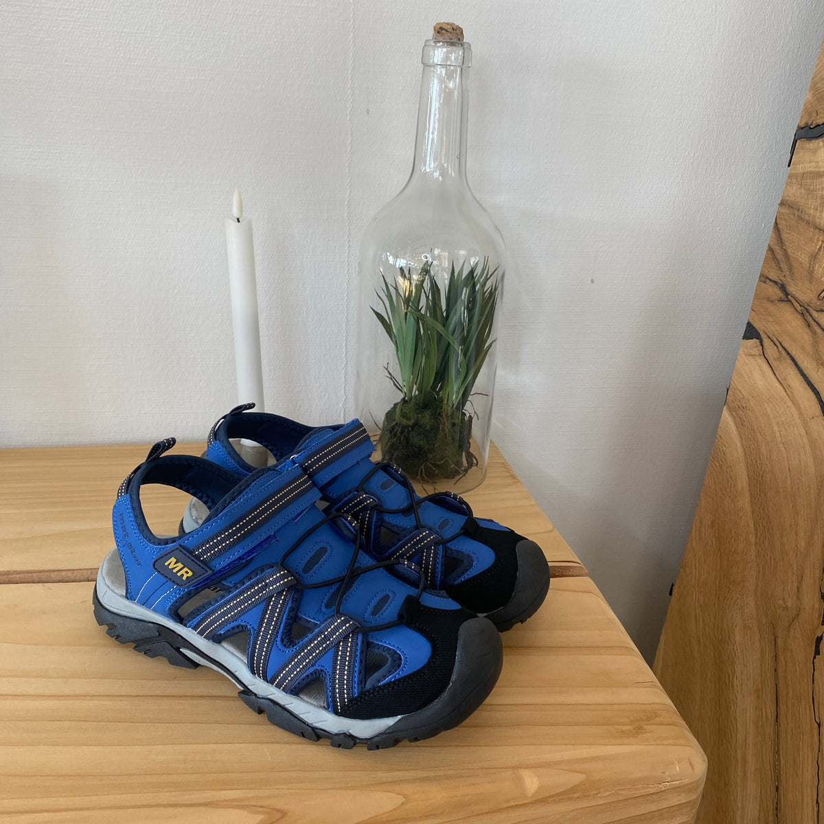 Robust vandresandal i blå med god støtte