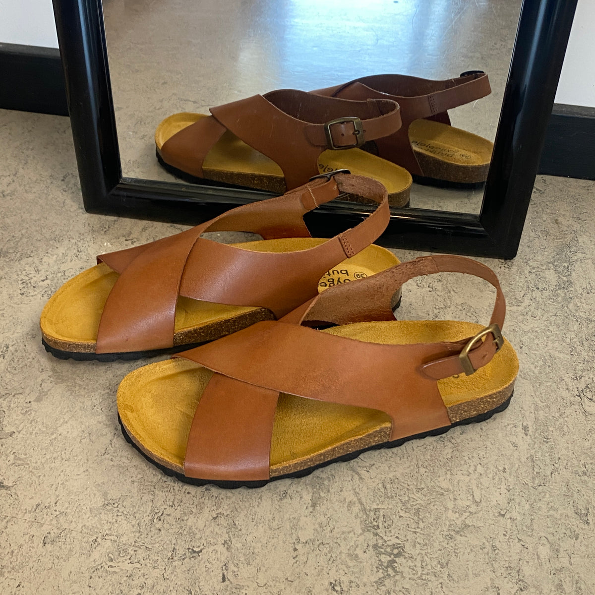 Brun sandal i glat skind med krydsremme & bagrem | Sygeplejebutikken