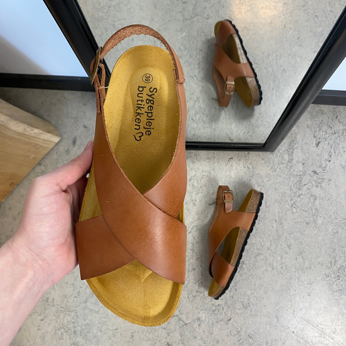 Brun sandal i glat skind med krydsremme & bagrem | Sygeplejebutikken