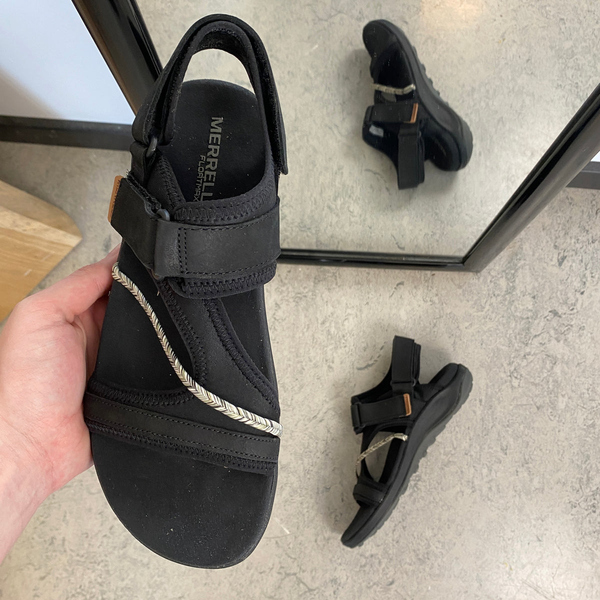 Sort Merrell sandal – komfortabel sandal med justerbar pasform