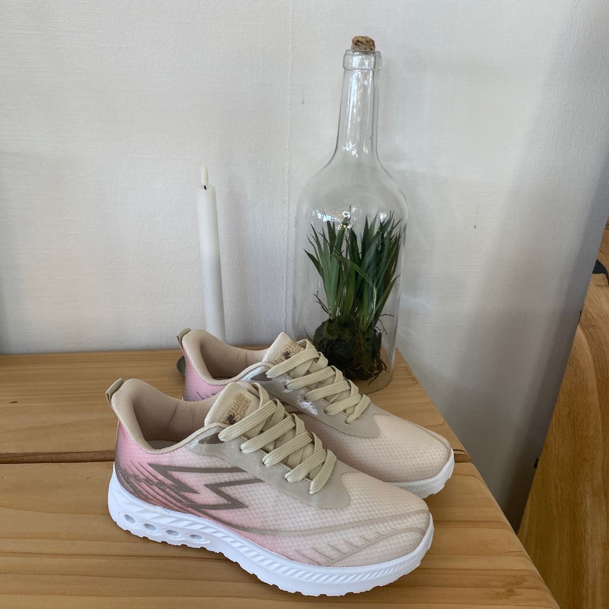 Beige letvægts sneakers i mesh med stødabsorberende sål