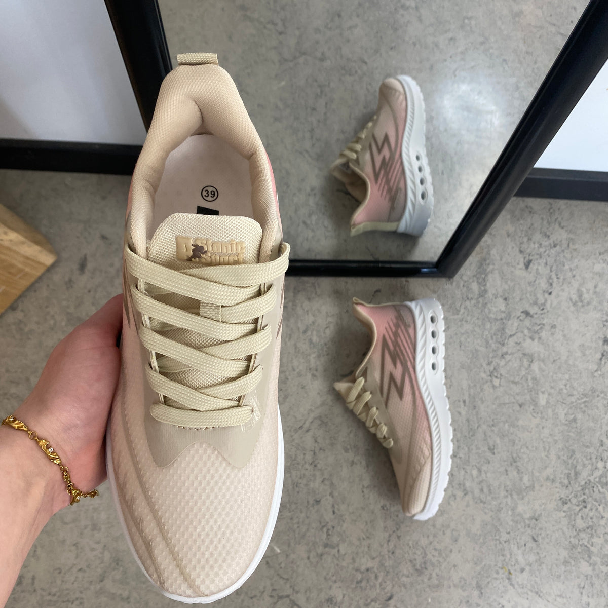 Beige letvægts sneakers i mesh med stødabsorberende sål
