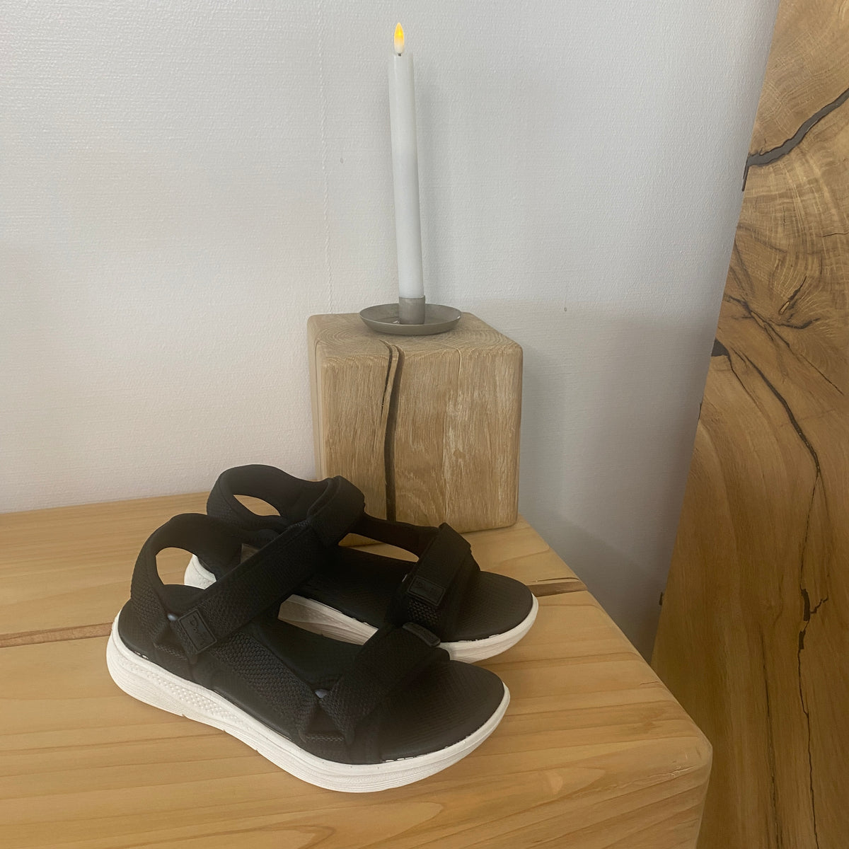 Sort komfortabel sandal med justerbare remme & let stødabsorbering