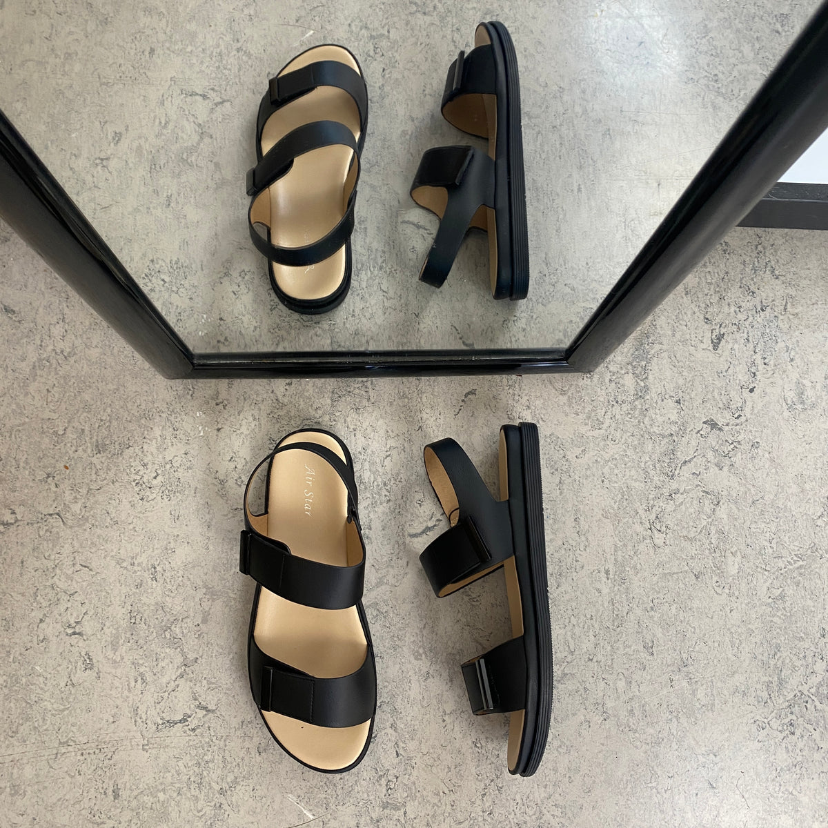 Sort sandal med justerbare remme & blød komfortsål