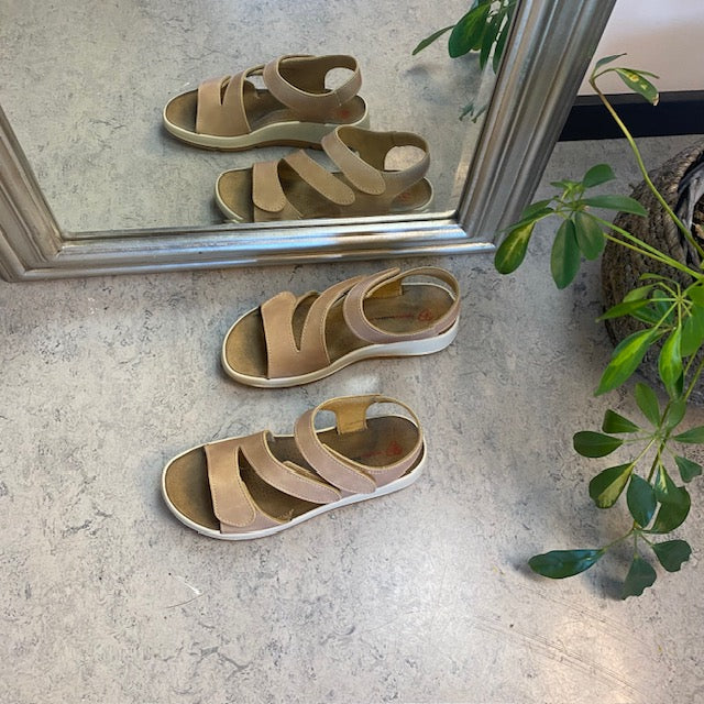 Elegant beige skindsandal med justerbare remme