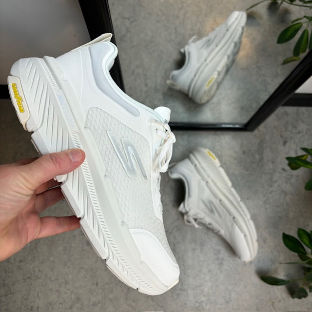 Åndbar hvid Max Cushioning sko fra Skechers