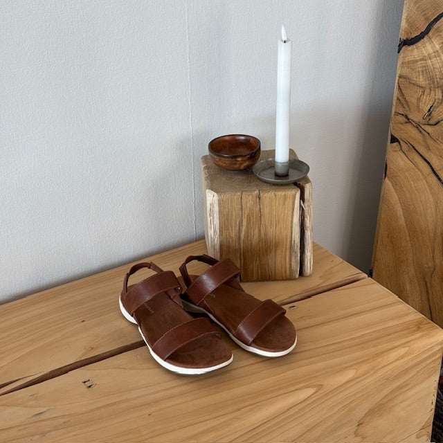 Brun Whistler sandal med svangstøtte og elastisk hælrem