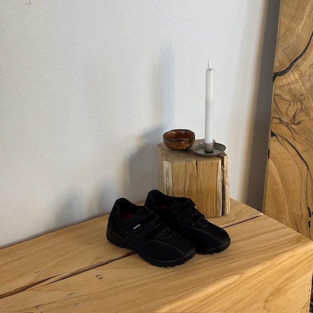 Sort ortopædisk sko med ekstra bred pasform, velcro og udtagelig sål