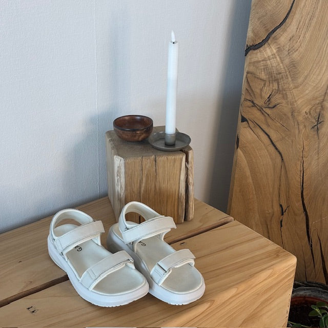 Gaitline sandal – hvid med hvid bund & SGL Technology™