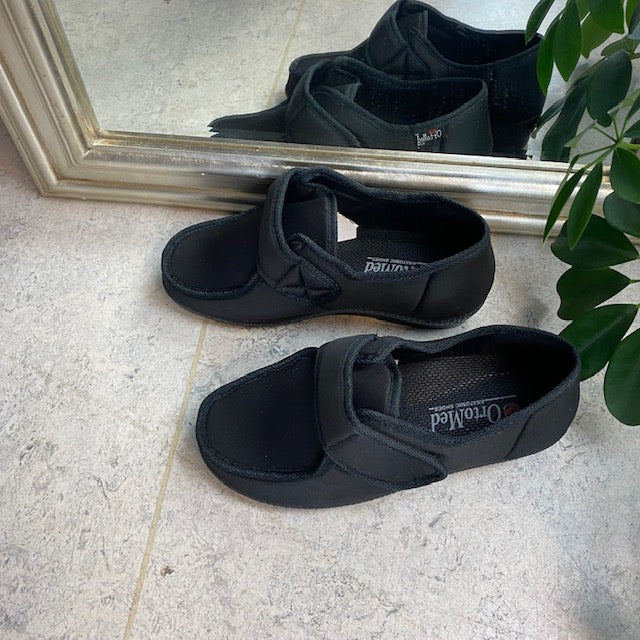 Bred sko med velcro og plads