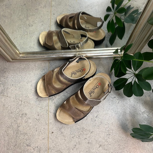 Bred skind sandal med velcro