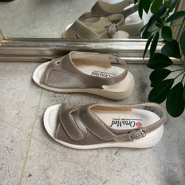 Bred ortopædisk sandal i beige med velcro og ekstra plads til knyster