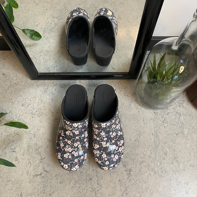 Sanita tøffel-træsko med sort/hvide blomster
