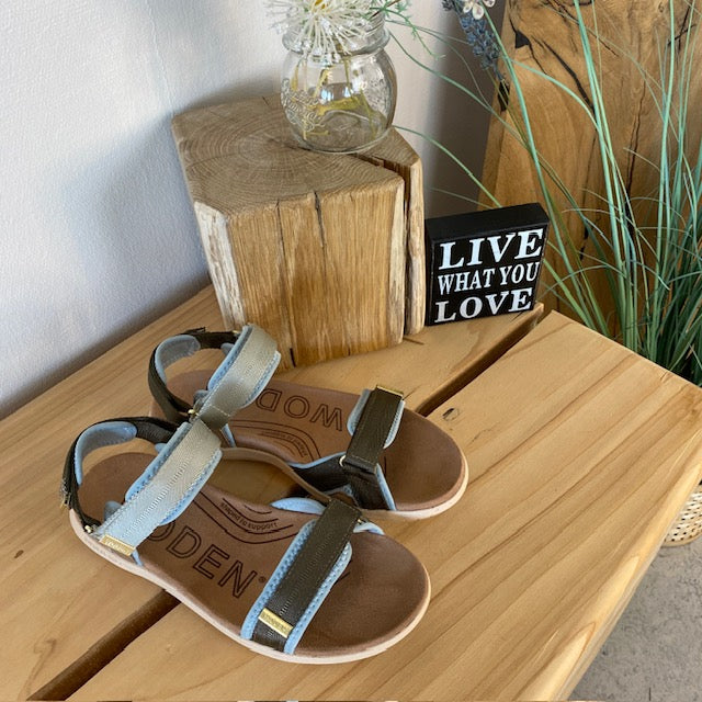 Lyseblå/grøn Woden sandal med god svangstøtte