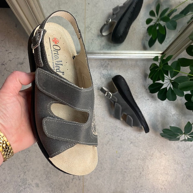 Grå bred skindsandal til knyster