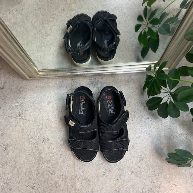 Bred sandal fra OrtoMed med velcro