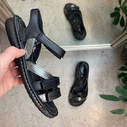 Sort skindsandal med tre remme og metallicdetaljer fra Relaxshoe