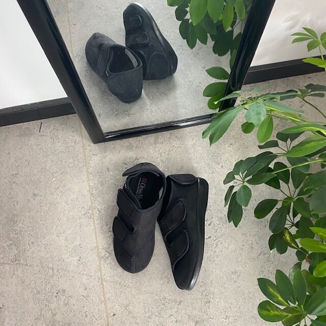 Sko med velcro og bred pasform og regulerbar hælrem
