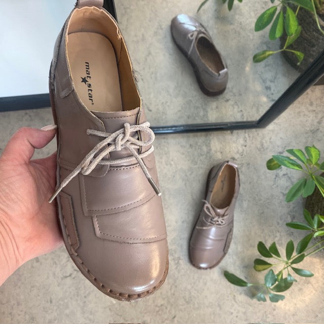 Beige skind snøresko med god stødabsorbering