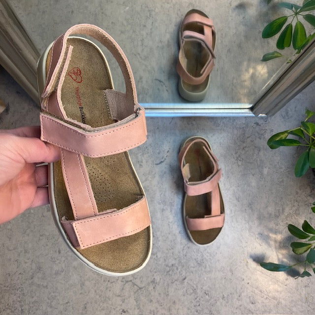 Rosa skindsandal med tre justerbare remme og svangstøtte