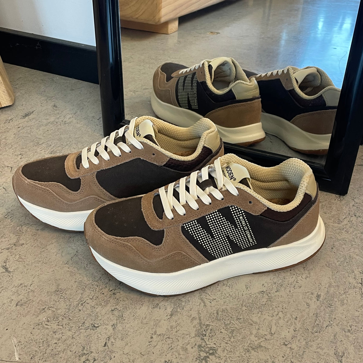 Mathilde – Woden sneaker i brune nuancer med let gængesål