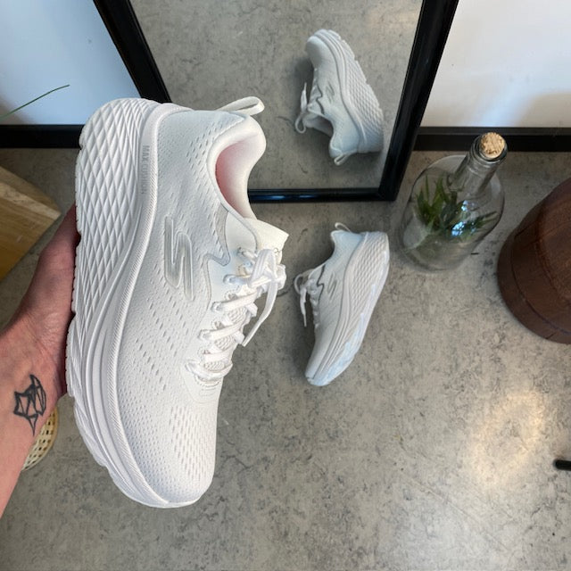Hvid Skechers Max Cushion sko – optimal støtte og komfort