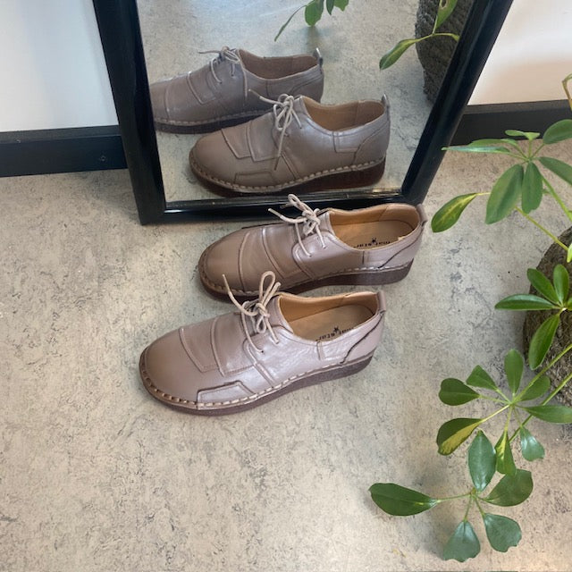 Beige skind snøresko med god stødabsorbering