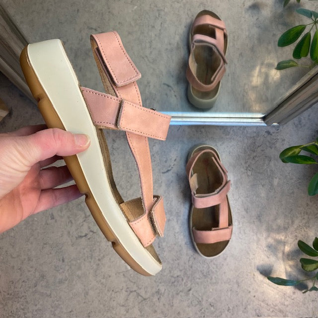 Rosa skindsandal med tre justerbare remme og svangstøtte
