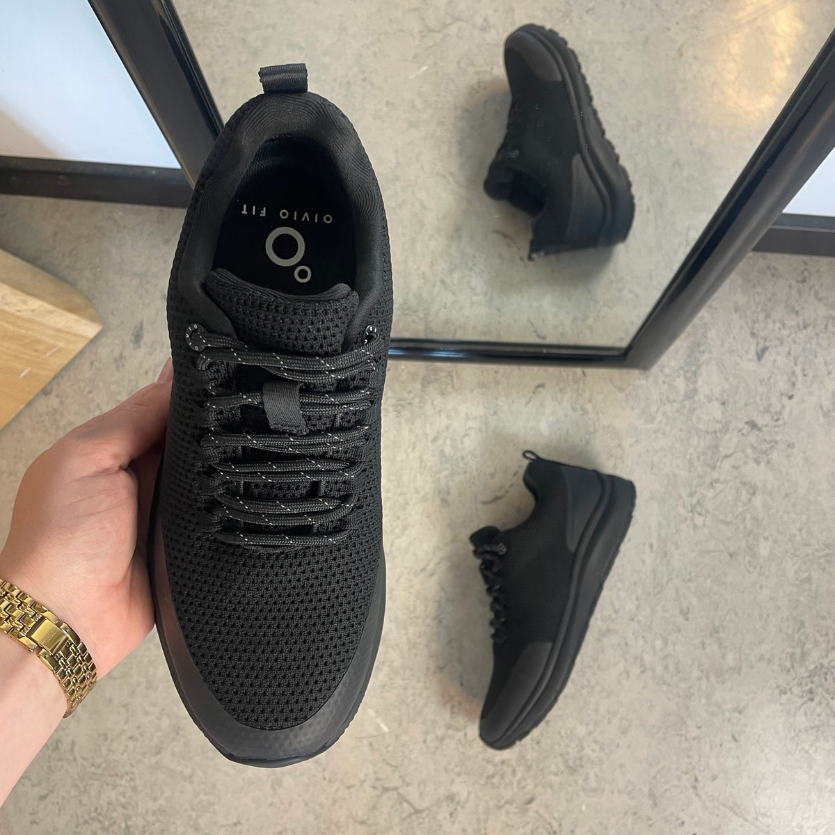 Vandafvisende komfort sneaker i sort med skridhæmmende sål