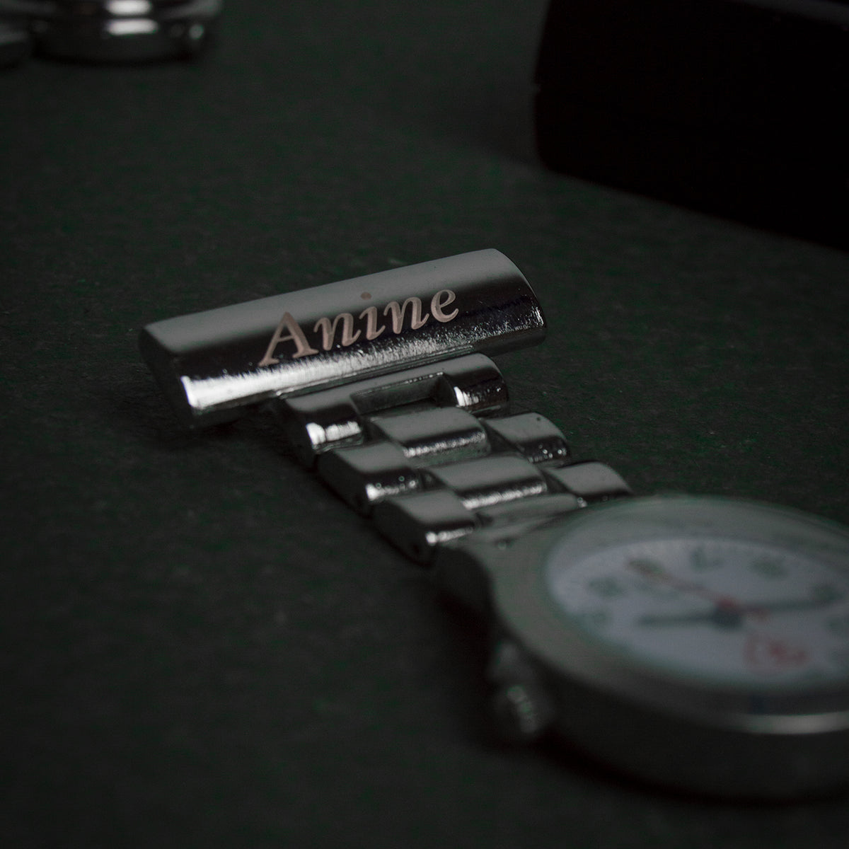Stål sygeplejeur med bred lænke og gravering