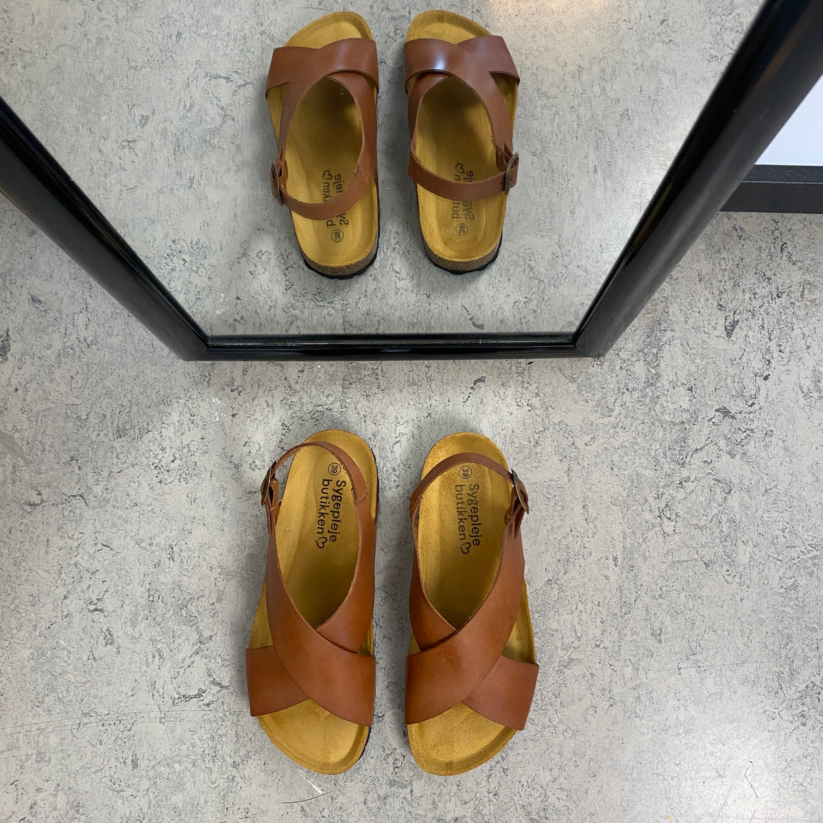 Brun sandal i glat skind med krydsremme & bagrem | Sygeplejebutikken