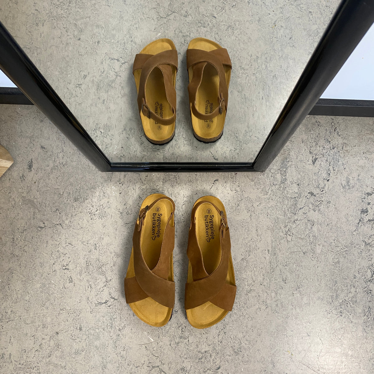Serraje Roble – brun sandal med krydsremme & bagrem