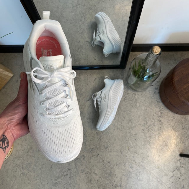 Hvid Skechers Max Cushion sko – optimal støtte og komfort