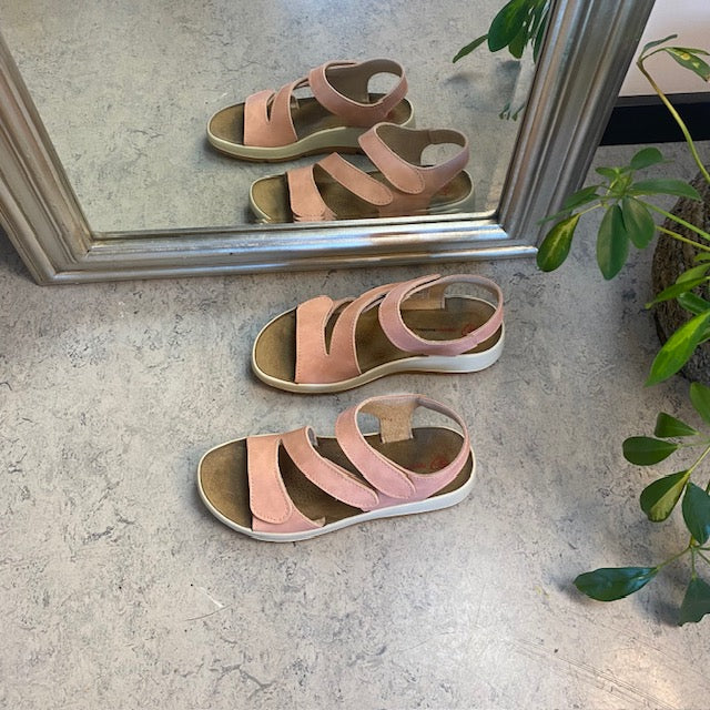 Elegant rosa skindsandal med justerbare remme