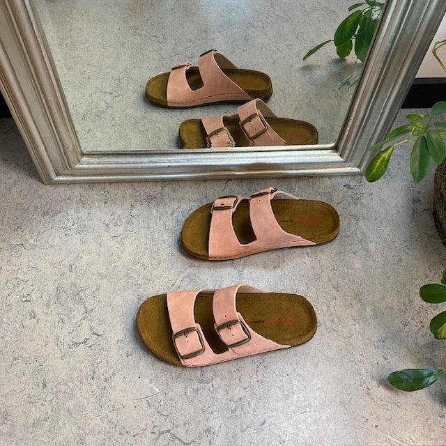 Rosa slip on sandal i skind med brede remme