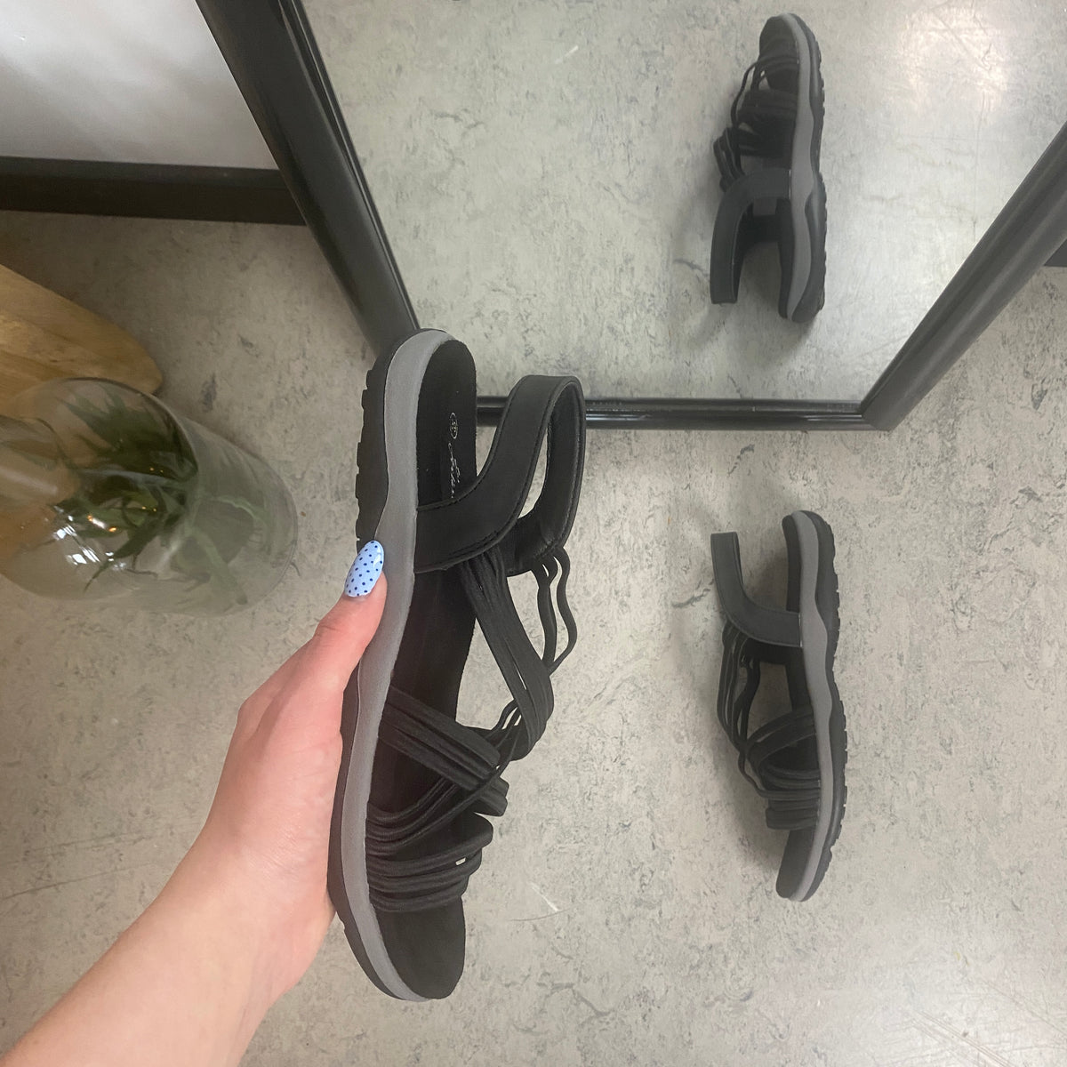 Sort sandal med elastikremme – klassisk model med blød skumsål