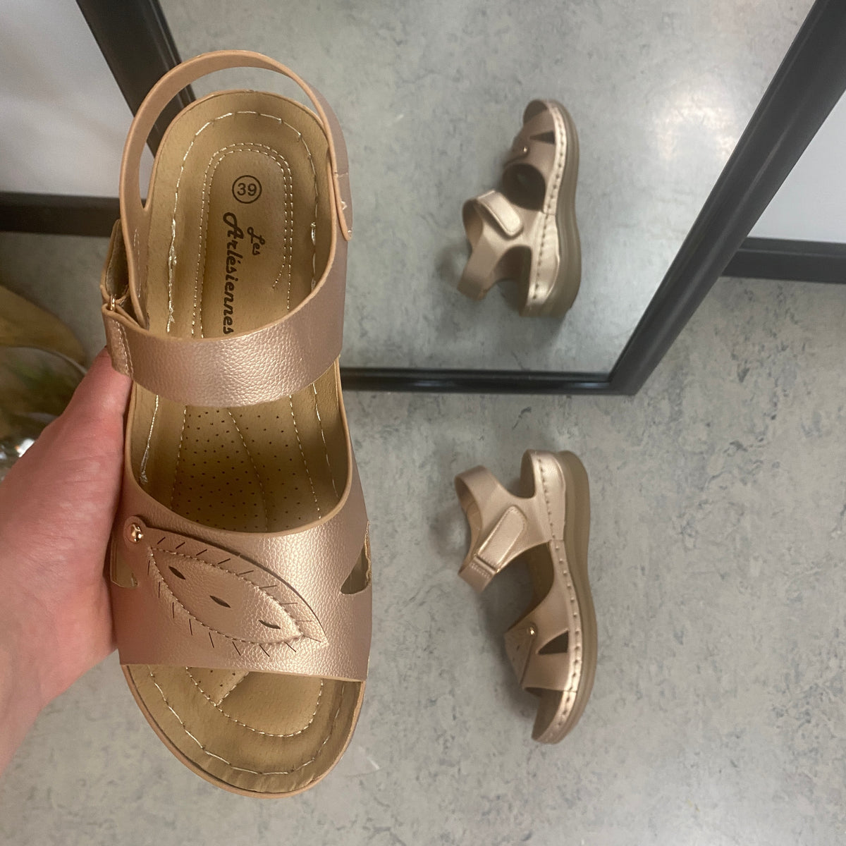 Sandal i Rose Gold – letvægtssandal med feminint udtryk