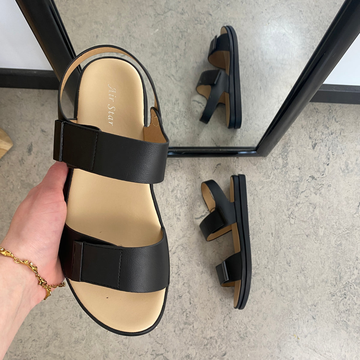 Sort sandal med justerbare remme & blød komfortsål