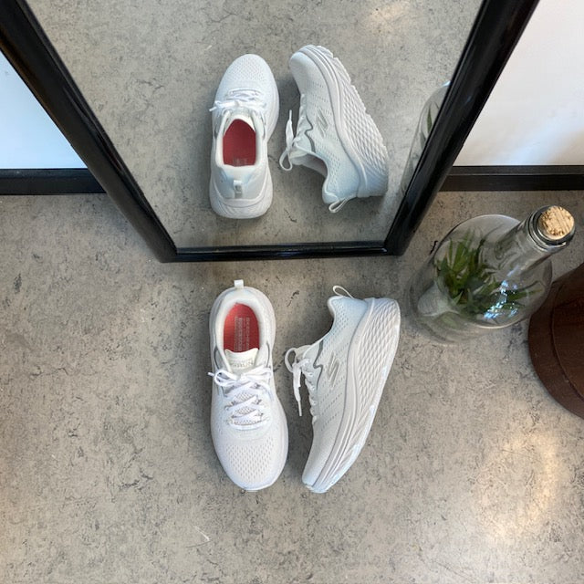 Hvid Skechers Max Cushion sko – optimal støtte og komfort