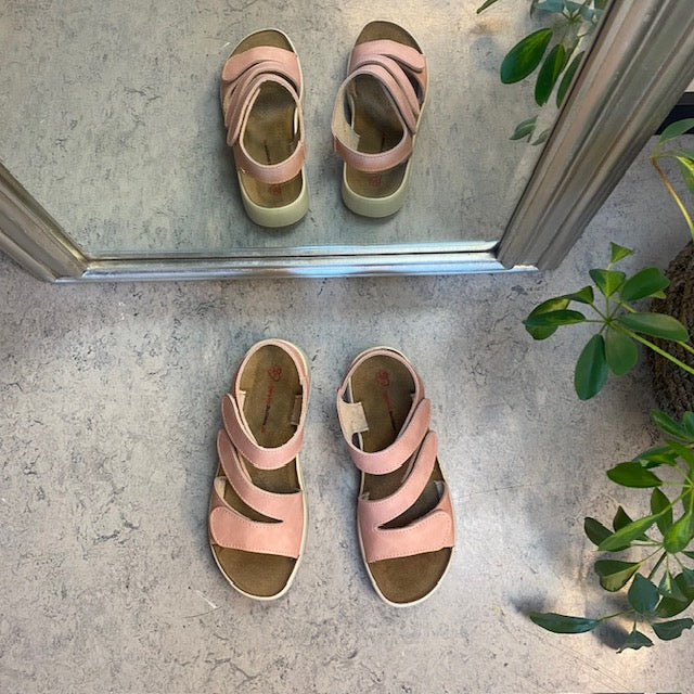 Elegant rosa skindsandal med justerbare remme