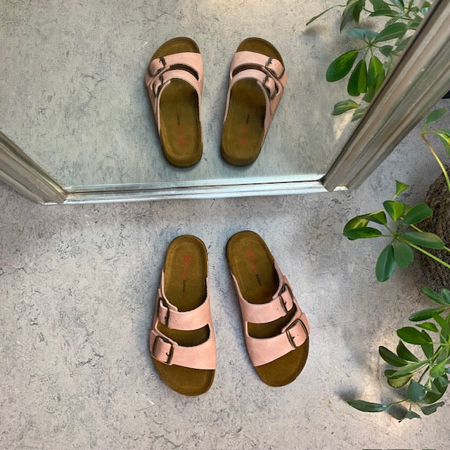 Rosa slip on sandal i skind med brede remme