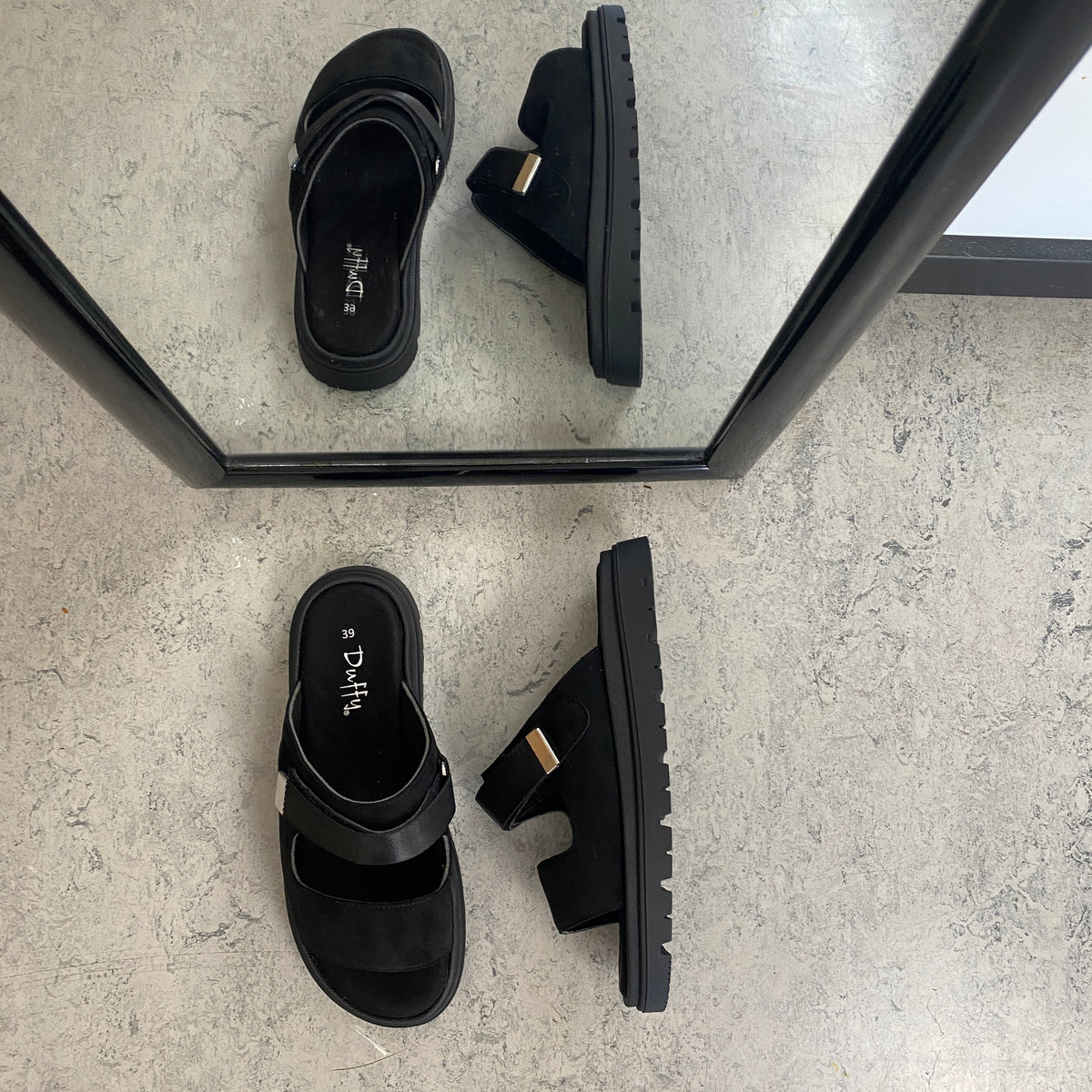 Sort Duffy sandal med justerbar rem & blød komfort