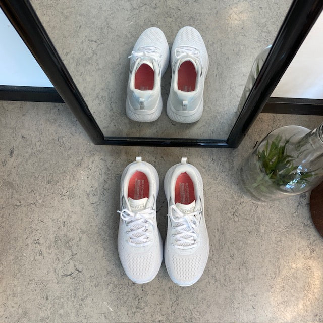 Hvid Skechers Max Cushion sko – optimal støtte og komfort