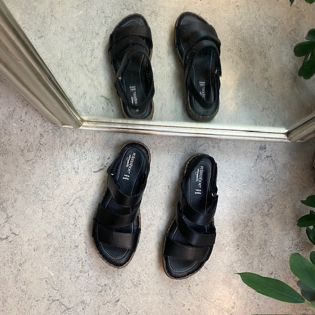 Sort skindsandal med fire indstillelige remme fra Relaxshoe