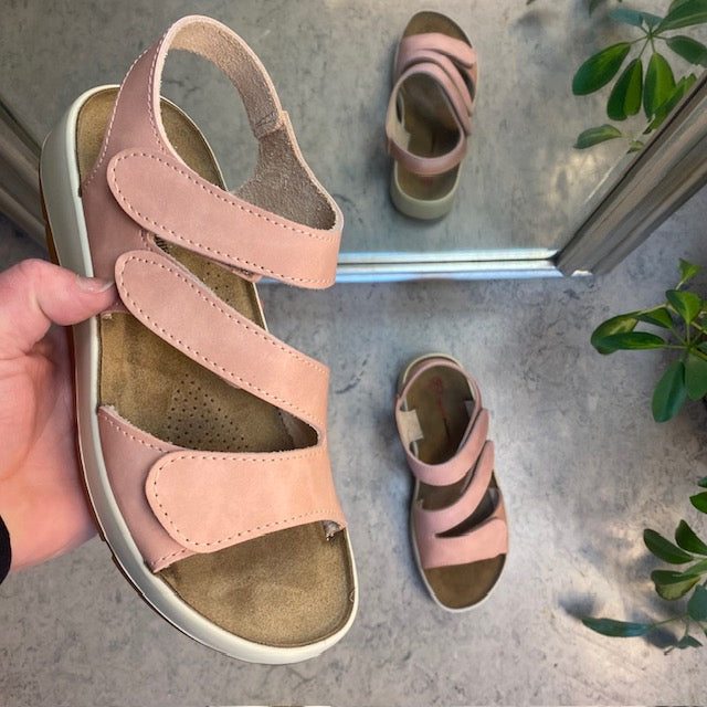 Elegant rosa skindsandal med justerbare remme