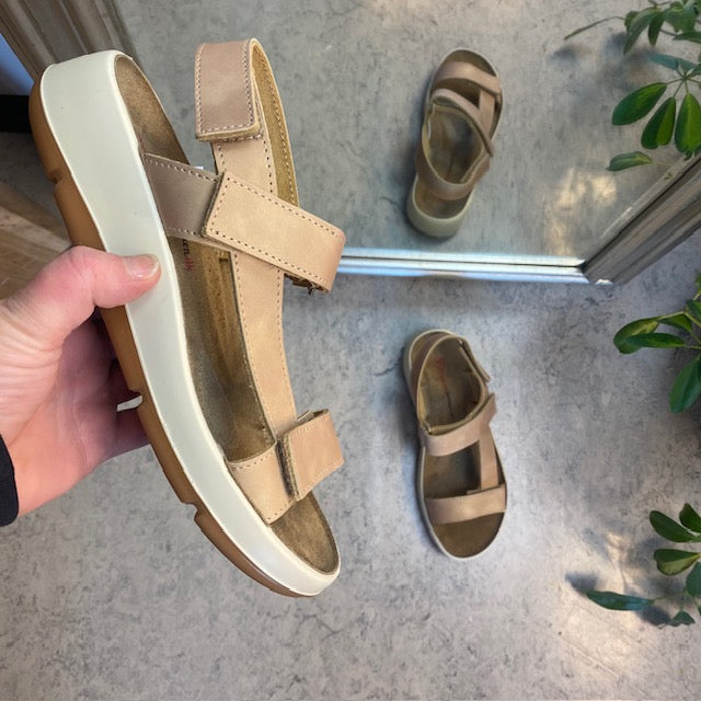 Beige skindsandal med tre indstillelige remme og svangstøtte